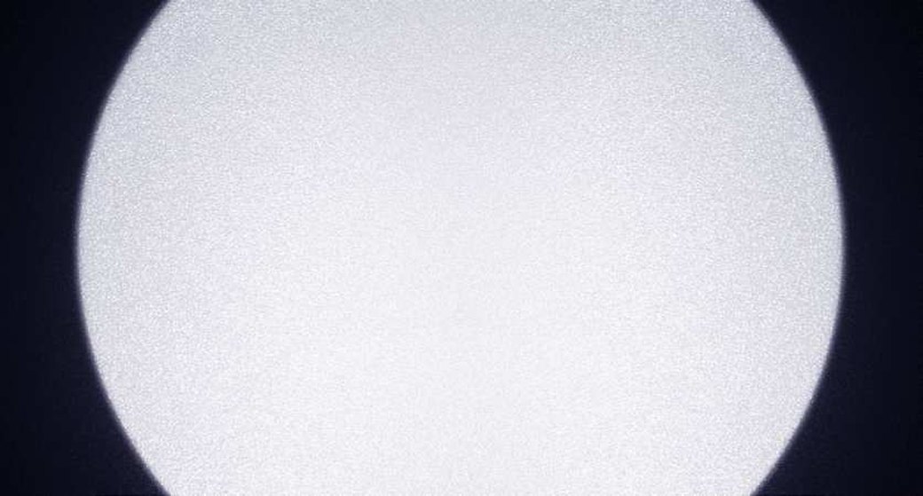 The LYNX PRO light spot: an even, defined pool of white light against a dark field